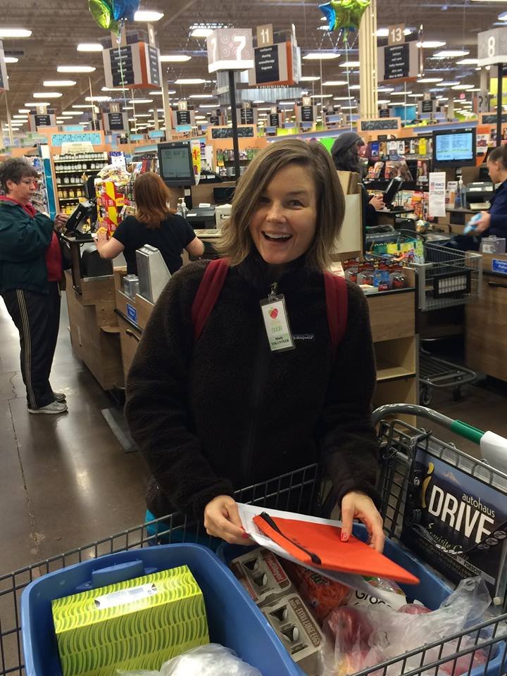Mindy Coolidge volunteering at Store to Door.